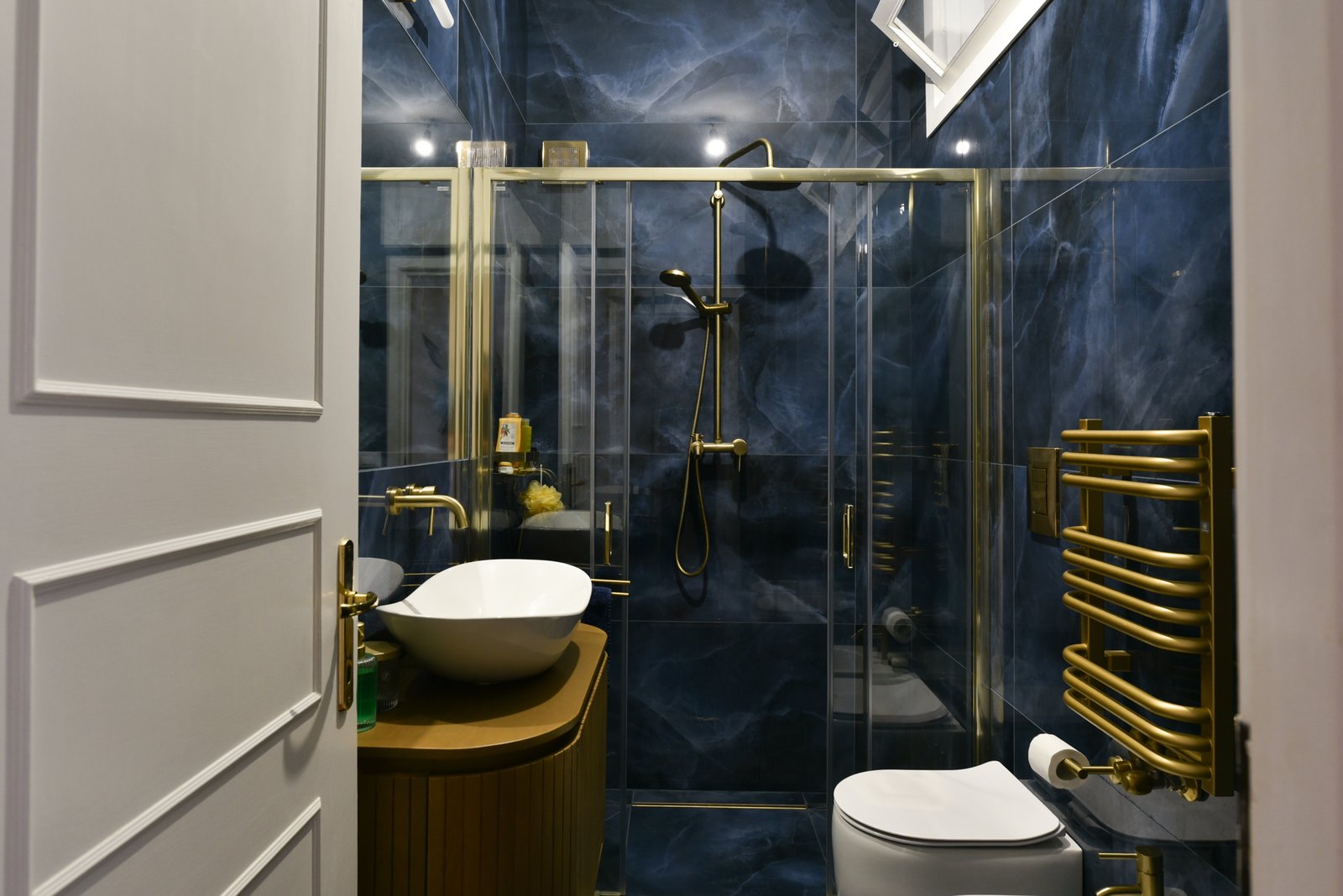 Bagno di design con doccia