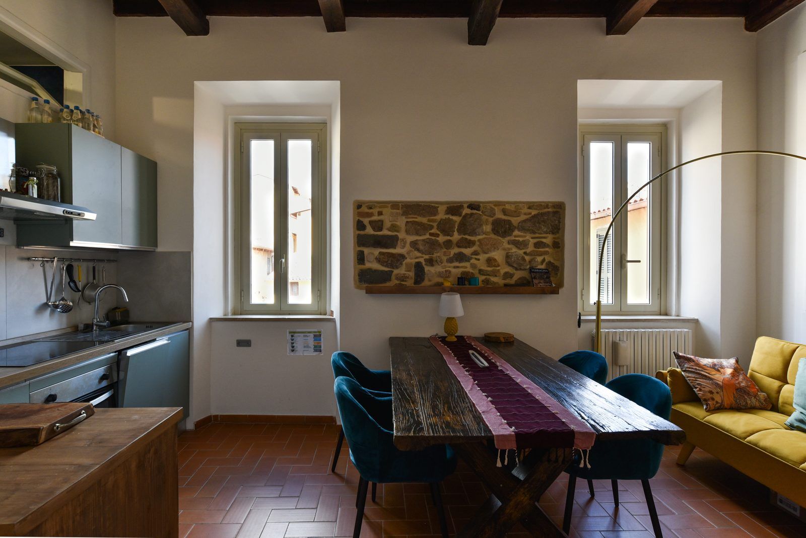 Soggiorno, cucina e zona pranzo
